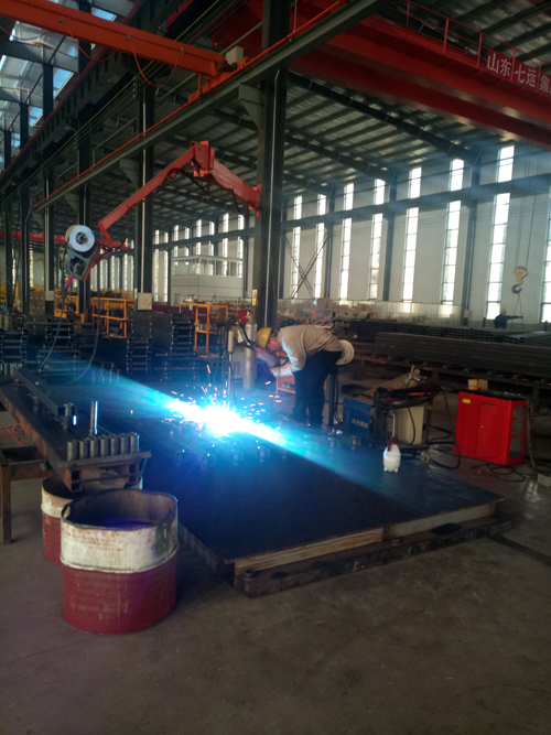 液壓升降平臺焊接中 液壓升降平臺焊接中